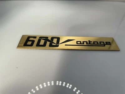 ASTON MARTIN Vantage V600 Compressore Distintivo - Oro - Immagine 1 di 4