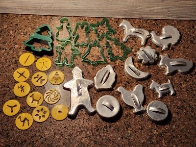 Lote De 18 Cortadores De Galletas De Colección Aluminio/Plástico Navidad/Pascua +12 Prensa De Galletas Foto 1 de 4