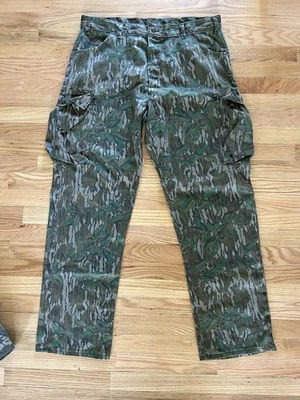 VINTAGE MOSSY OAK GREEN LEAF CAMO CARGO HUNTING PANTS, MEN'S 38x32 XL Baggy - Image 1 of 4