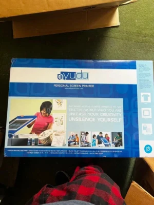 Yudu 个人屏幕打印机 IOB - 成人 T 恤,8.5x11 英寸 - 未开封,全新 — 第 1/3 张图片