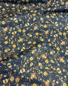 Dunkelblauer Rasenstoff mit Blumenmuster aus 100 % Baumwolle. 145cm breit, super Qualität. - Bild 1 von 4