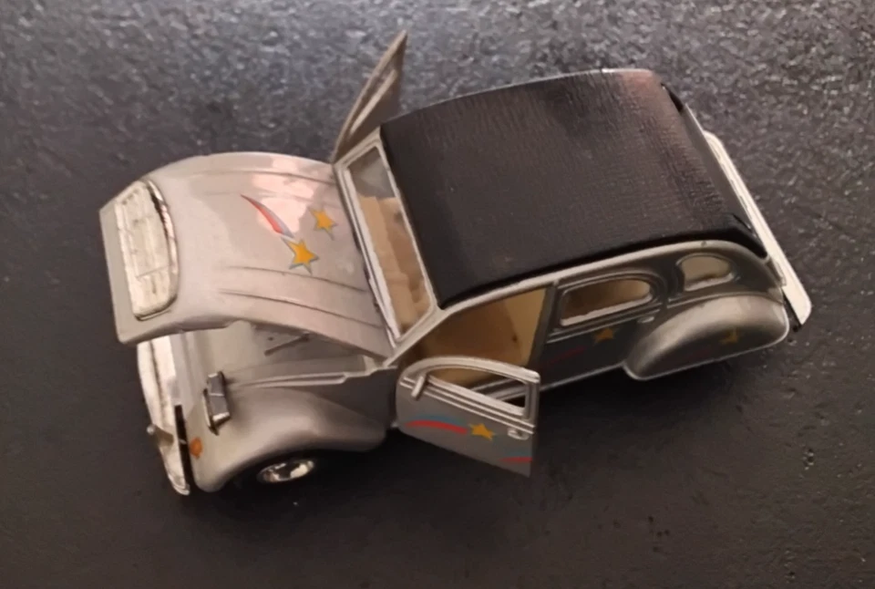 Voiture 2CV Citroën Welly grise avec étoiles n0 9046 1/36eme (C6) - Photo 1/4