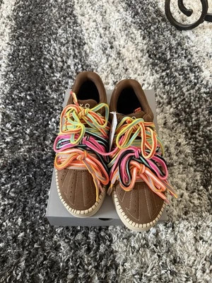 Raíces estilo Kyrie Hela marrón Foto 1 de 4