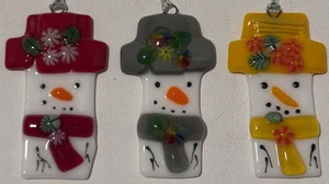 Schmelzglas Schneemann Ornament Menge 3.  H- 2,5”, W-1”.  Mütze - 1,5"W - Bild 1 von 7