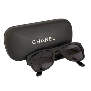 Occhiali da sole CHANEL Wellington nero marchio cocco - Foto 1 di 10