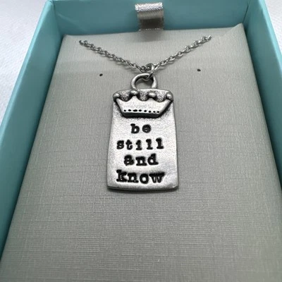 Collar LISA LEONARD "BE STILL AND KNOW" Colgante de Peltre Tono Plateado NUEVO EN CAJA Foto 1 de 4