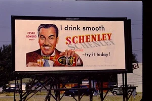 Diapositiva 1951 35 mm ~ Kodak Red Bord. CARTELERA BATMAN WHISKY CESAR ROMERO SCHENLEY - Imagen 1 de 3