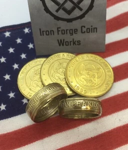 Anillo de monedas hecho a mano de ficha de queso Chuck E. Ficha de juego para niños - Imagen 1 de 4