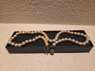 Collar de perlas redondas de 18 pulgadas con cierre de langosta con caparazón blanco roto para dama Foto 1 de 3