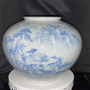 "Florero redondo globular azul blanco asiático vintage 8,5"" paisaje de montaña firmado" - Imagen 1 de 16