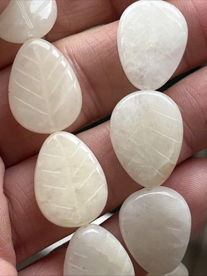 Weiße Jade Perlen Blume Blätter Mit Loch 20Stk 19mm Edelstein Heilstein Kristall - Bild 1 von 4