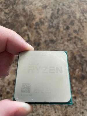Procesador para juegos AMD YD1600BBM6IAE Ryzen 5 1600 AM4 hexa-core 3,2 GHz Foto 1 de 2