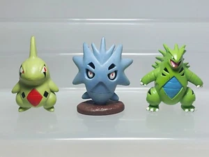 Larvitar Pupitar Tyranitar Pokemon Monster Collection Figure Tomy F08 1,9-2 pollici - Foto 1 di 12