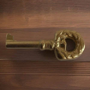 Brass - Wreath Bow Barrel Key - Vintage - 2” - Picture 1 of 3