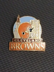 Vintage 1989 NFL Cleveland Browns Helmet City Skyline Souvenir Pin - Picture 1 of 3