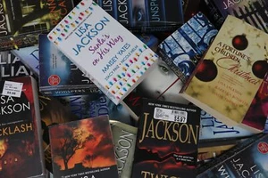 Lot of 10 LISA JACKSON Mystery Books - Paperback MIX - Foto 1 di 1