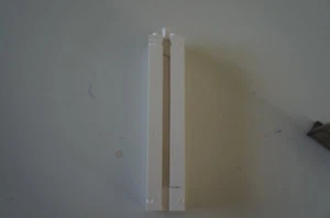 LEGO 30646b White Support 2 x 2 x 8 with Grooves and Top Peg, Smooth on All Side - Imagen 1 de 1