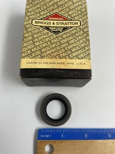 NOS Briggs & Stratton OEM 391483 Oil Seal - Picture 1 of 2