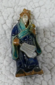 Statuina cinese Mudman alta 3 pollici statua asiatica blu teal veste ventaglio piuma - Foto 1 di 8