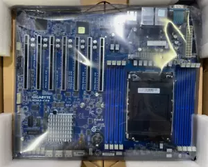 Gigabyte MS03-CE0 Server MB (ATX/LGAC4677) + Intel Xeon Gold 6421N qs 32c/64T - Picture 1 of 4