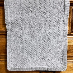 Corredor de mesa Essentials acolchado de terciopelo gris 90" - Imagen 1 de 7