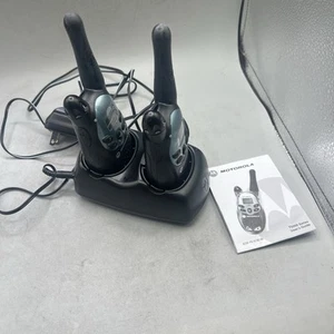 Set of 2 Motorola Talkabout T5000 22-Channel 2-Way Radio Walkie Talkie +charger - Picture 1 of 11