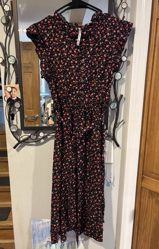 Vestido para mujer Icon Apparel sin mangas negro/pequeño rojo flores, largo completo Foto 1 de 1