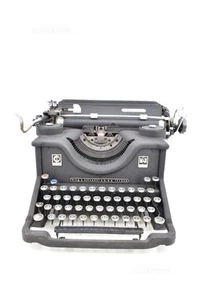 Macchina Da Scrivere Olivetti M40 In Ghisa Nera - Foto 1 di 3