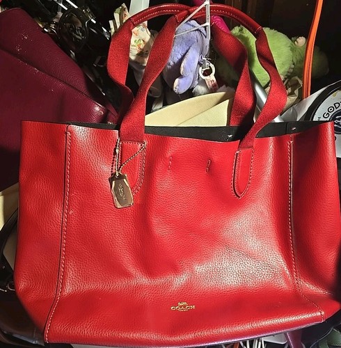 Nuovo senza etichette. Borsa Coach in vera pelle rossa con ciondolo borsa Coach.