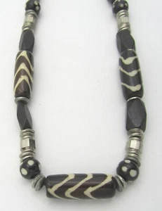 Collar de cuentas marrón oscuro cuentas de cebra inusuales con acentos plateados - Imagen 1 de 5