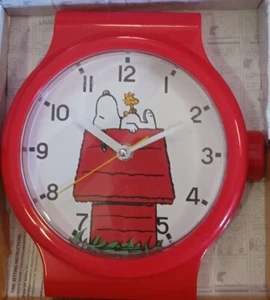 Neu Red Peanuts Zifferblatt Snoopy & Woodstock Tischuhr 8"x9" 1-AA Batterie - Bild 1 von 3