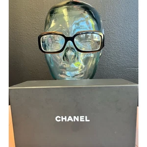 Auténticas gafas Chanel negras/bronceadas con patrón de iconos en forma rectangular con caja 5142 - Imagen 1 de 7