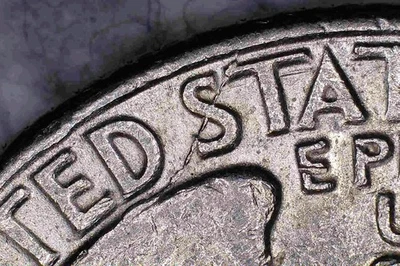 💰🇺🇸 1982 P Washington Quarter – Die Crack Error Coin - Image 1 of 4