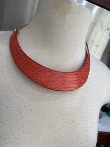 COLLANA DICHIARAZIONE FREEDOM AT TOPSHOP ARANCIONE STAMPA SERPENTE CATENA ORO - Foto 1 di 6