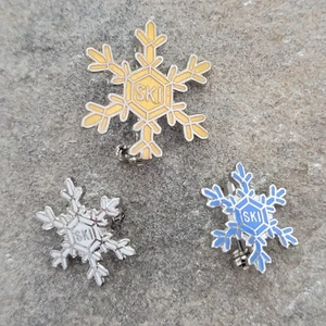 3 Ski Schneeflocke Vintage Hut Anstecknadeln Lot Set Reise Souvenir Wintersport - Bild 1 von 5