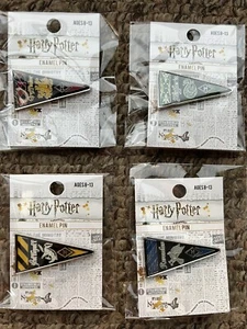 4 verschiedene Harry Potter Emaille Pins NEU - Bild 1 von 2