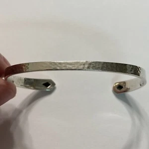 SILPADA STERLING SILVER DARK BLUE STONE BANGLE CUFF BRACELET HAMMERED 11 GRAMS - Picture 1 of 4