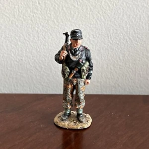 King and Country - SS Guard With Slung MP-40 - Picture 1 of 4