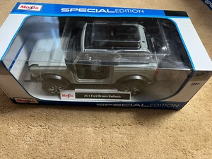 Maisto Special Edition 1/18 Diecast 2021 Ford Bronco Badlands Cactus Gray - Picture 1 of 3