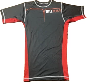 Title MMA Herren Medium Hemd Schwarz Rot Kurzarm Atmungsaktiv Performance Fit - Bild 1 von 4