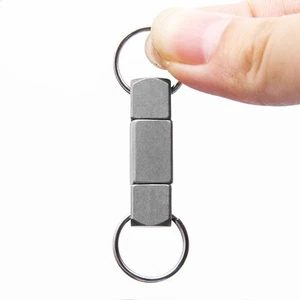 360° drehbarer Titan-Schlüsselanhänger Tragbarer Doppel-Schlüsselanhänger NEU - Bild 1 von 10