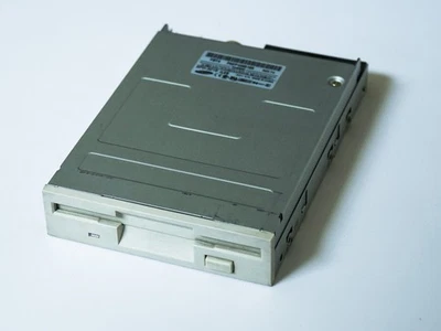 Samsung 1.44mb floppy disk drive 3.5" WHITE - Image 1 of 2