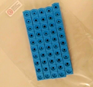 Nuevo Paquete de 50 Cubos de Enlace Matemáticas Azul Claro 2cmx2cmx2cm (Para Hacer Bloques de Números 5)  - Imagen 1 de 4