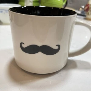 Taza/taza de café bigote Pier 1 Imports blanco/negro manillar rizado - Imagen 1 de 7
