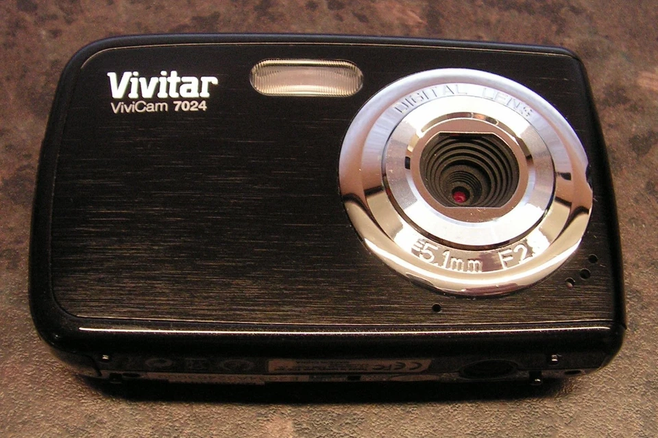 VIVITAR VIVICAM 7024 DIGITAL CAMERA - 7.1MP SD AAA Batteries - Fully Working - Image 1 of 4