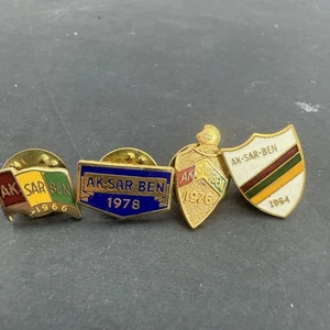 Vintage Aksarben Ak-Sar-Ben Mitgliedschaft Anstecknadel Lot Omaha Nebraska NE 4 insgesamt - Bild 1 von 6