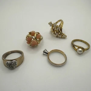 Konvolut fünf Ringe Vintage goldfarben Cocktail Größen 6-8 ANSEHEN LESEN - Bild 1 von 9