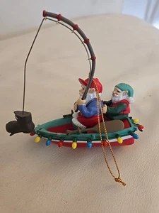 BABBO NATALE N ELFO PESCA IN BARCA CATTURA UN VECCHIO STIVALE NATALE 🎄 ORNAMENTO - Foto 1 di 3