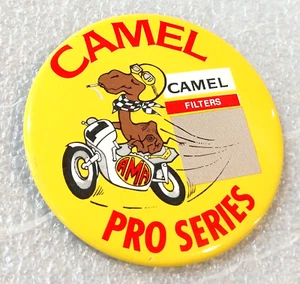1970er Kamelfilter AMA GT Pro Series Auto Racing Zigarette Knopfstift Neu aus altem Lagerbestand - Bild 1 von 3