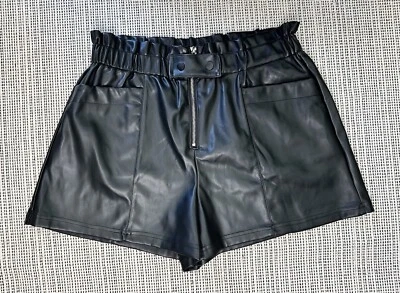 Nuevo con etiquetas Pantalones Cortos Bebe Para Mujer Grandes Negros Cuero Vegano Cintura Elástica Cremallera Frontal Bolsillos Foto 1 de 4